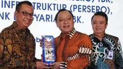 Direktur Utama AP 1 Faik Fahmi (kiri) memberikan cindera mata kepada Dirut BTN Maryono (tengah) usai  penandatanganan perjanjian kredit korporasi senilai Rp.2 Triliun (non revolfing) di Jakarta, Selasa (18/12). (Liputan6.com/HO/Suryo)