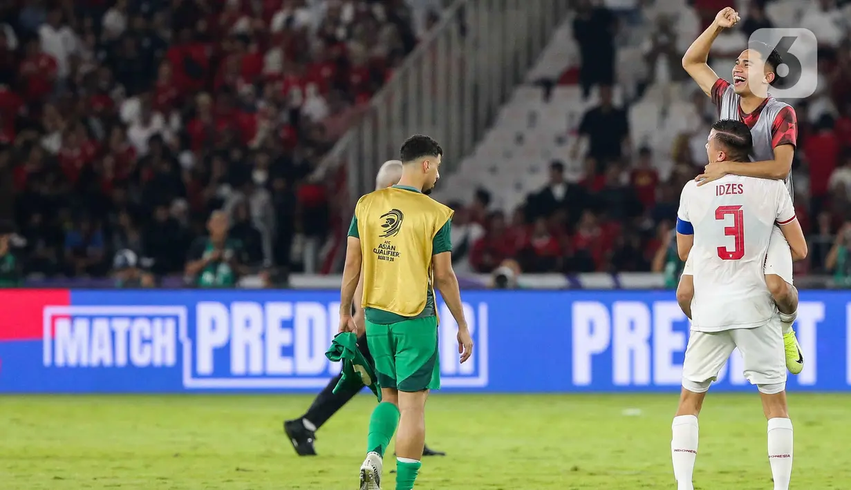 Pemain timnas Indonesia, Marselino Ferdinan (kanan) digendong rekan Jay Idzes usai pertandingan keenam Grup C pada putaran ketiga Kualifikasi Piala Dunia 2026 zona Asia melawan Arab Saudi di Stadion Gelora Bung Karno (GBK) Jakarta, Selasa (19/11/2024). (Liputan6.com/Herman Zakharia)
