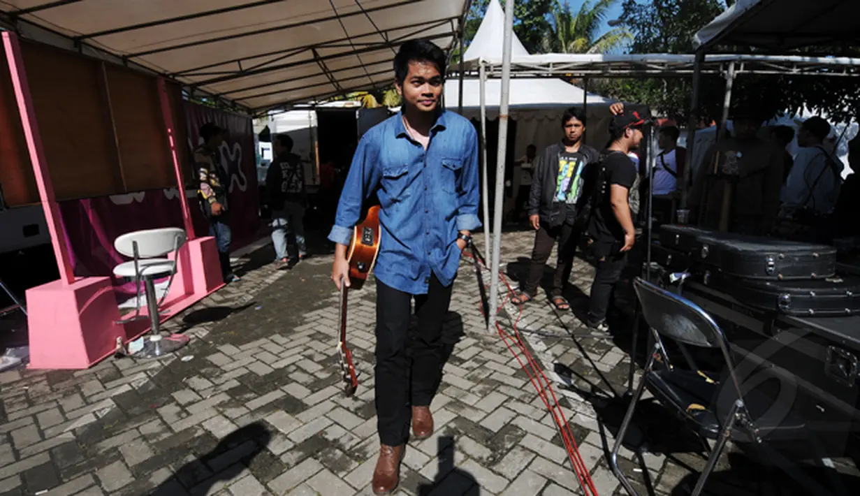 Pemenang kedua Music Video Contest, Dibya Dika bersiap beraksi di panggung inBox di Cibinong Square, Bogor, Kamis (29/1/2015). Dibya Dika merupakan pemenang kedua Music Video Contest yang digelar Vidio.com. (Liputan6.com/Helmi Fithriansyah)