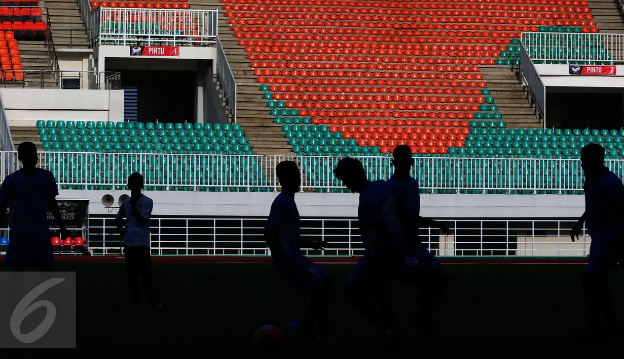 Siluet pemain Semen Padang saat latihan jelang laga perebutan tempat ketiga Piala Presiden 2017 melawan Persib di Stadion Pakansari, Kab Bogor, Jumat (10/3). Semen Padang akan melawan Persib pada Sabtu (11/3). (Liputan6.com/Helmi Fithriansyah)