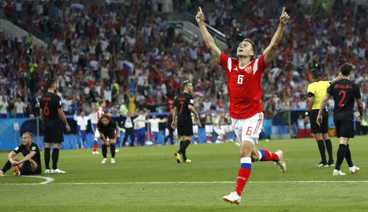 Gelandang Rusia, Denis Cheryshev, merayakan gol yang dicetaknya ke gawang Kroasia pada laga perempat final Piala Dunia di Stadion Fisht, Sochi, Sabtu (7/7/2018). Kroasia menang 2-2 (4-3) atas Rusia. (AP/Pavel Golovkin)