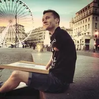 Mariusz Kędzierski, pria ini lahir tanpa lengan. Namun, keterbatasannya tak membuatnya cengeng dan malah bangkit melawan keterbatasan. 