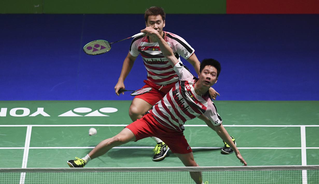 Ganda putra Indonesia, Kevin Sanjaya dan Marcus Gideon saat final All England di Birmingham, Minggu (18/3/2018). Mereka juara setelah mengalahkan Mathias Boe dan Carsten Mogensen dengan skor 21-18, 21-17. (AFP/Paul Ellis)