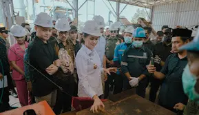 Gubernur Maluku Utara, Sherly Laos, bersama rombongan, dalam kunjungannya di pabrik Dewacoco di Halmahera Barat, beberapa waktu lalu. (Liputan6.com)