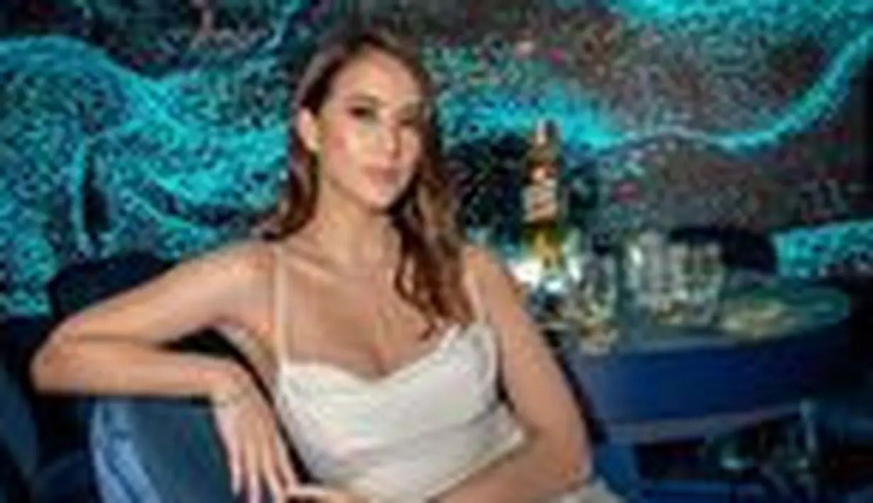 <p>Dress simple yang satu ini juga menarik untuk ditiru. Strappy dress putih dari bahan satin ini walaupun sederhana, namun membentuk tubuh Janisaa dengan sangat baik dan menghadirkan kesan elegan. Foto: Instagram.</p>