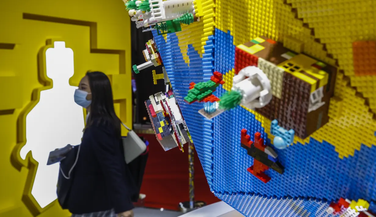 Stan raksasa mainan Denmark LEGO Group terlihat dalam ajang Pameran Impor Internasional China (China International Import Expo/CIIE) ketiga di Shanghai, China, 8 November 2020. (Xinhua/Zhang Yuwei)