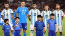 Cucu Presiden RI Joko Widodo, Jan Ethes (kiri bawah kedua) saat menjadi player escort kiper Timnas Argentina, Emiliano Martinez pada laga FIFA Matchday melawan Timnas Indonesia di Stadion Utama Gelora Bung Karno (SUGBK), Senayan, Jakarta, Senin (19/06/2023). (Bola.com/Bagaskara Lazuardi)