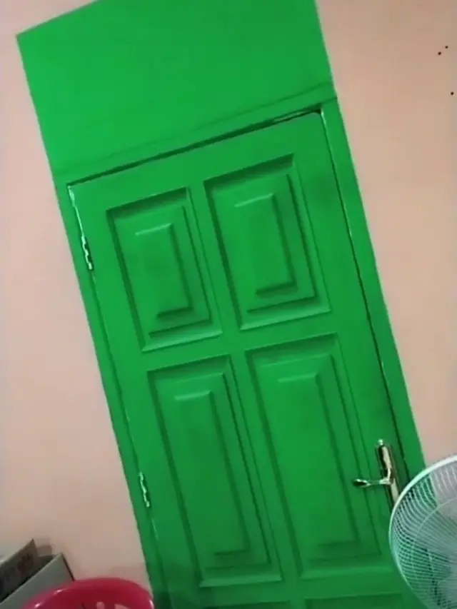 6 Potret Hasil Cat Pintu Rumah Ini Nyeleneh, Penampakannya Jadi Gagal Estetik