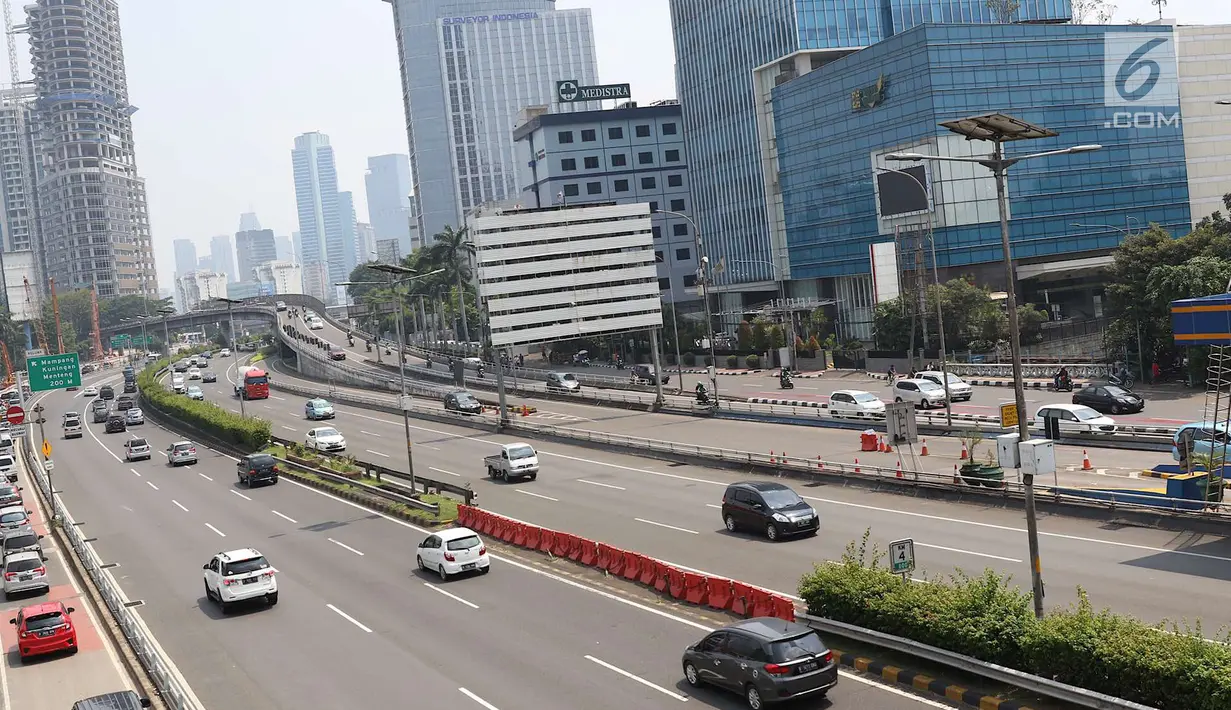 Kondisi arus lau lintas di jalur tol dalam kota dan Jalan Gatot Soebroto di Jakarta, Selasa (1/5). Peringatan Hari Buruh menyebabkan lalu lintas di sejumlah ruas jalan Ibukota menjadi lebih lengang dibanding hari biasa. (Liputan6.com/Immanuel Antonius)