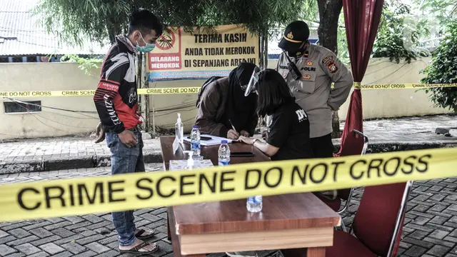 FOTO: Keluarga Korban Kecelakaan Sriwijaya Air SJ 182 Datangi Posko Ante Mortem RS Polri