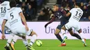Pemain PSG, Kylian Mbappe (2kanan) berusaha melewati adangan pemain Dijon, Valentin Rosier pada laga Ligue 1 di Parc des Princes stadium, Paris, (17/1/2018). PSG menang telak 8-0. (AFP/Christope Archambault)