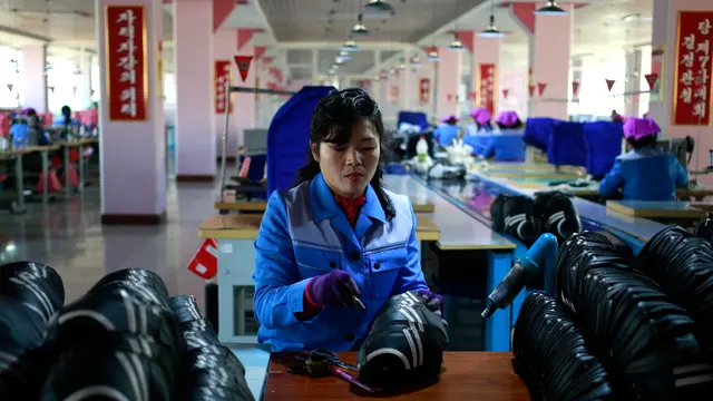 Potret Buruh Pabrik Sepatu Olahraga di Korea Utara