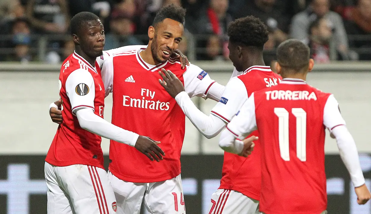 Para pemain Arsenal merayakan gol yang dicetak Pierre-Emerick Aubameyang ke gawang Eintracht Frankfurt pada laga Europa League di Frankfurt, Kamis (19/9). Frankfurt kalah 0-3 dari Arsenal. (AFP/Daniel Roland)