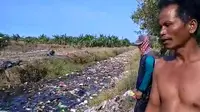 Gara-gara tumpukan sampah bertahun-tahun, warga sekitar Sungai Mancas Sidoarjo alami gagal panen dua tahun berturut-turut. (Liputan6.com/Dian Kurniawan)