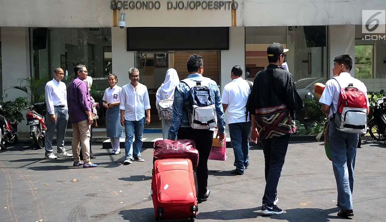 Sejumlah calon Paskibraka saat tiba di PPPON, Cibubur, Jakarta Timur, Selasa (25/7). Peserta Calon Paskibraka 2017 mulai tiba di PPPON untuk registrasi ulang dan ikuti diklat. (Liputan6.com/Yoppy Renato)
