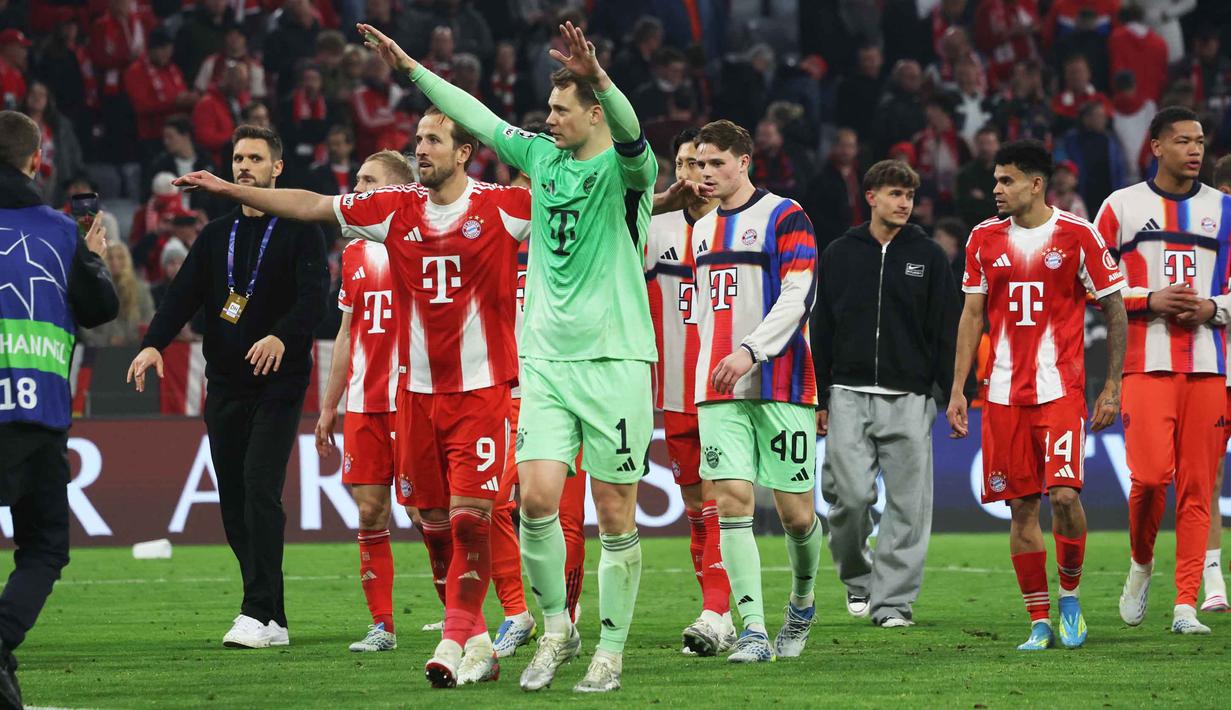 Sementara itu, di semifinal Liga Champions 2025/2026, Bayern Munchen akan berhadapan dengan juara musim lalu, Paris Saint-Germain (PSG). Tampak dalam foto, pemain Bayern Munchen asal Inggris, Harry Kane (tengah-kiri), Manuel Neuer (tengah-kanan), dan para rekan setimnya menyapa para penggemar setelah berakhirnya pertandingan leg kedua perempat final Liga Champions 2025/2026 melawan Real Madrid di Allianz Arena, Jerman Selatan, pada Rabu 15 April 2026 waktu setempat atau Kamis (16/4/2026) dini hari WIB. (Karl-Josef HILDENBRAND/AFP)