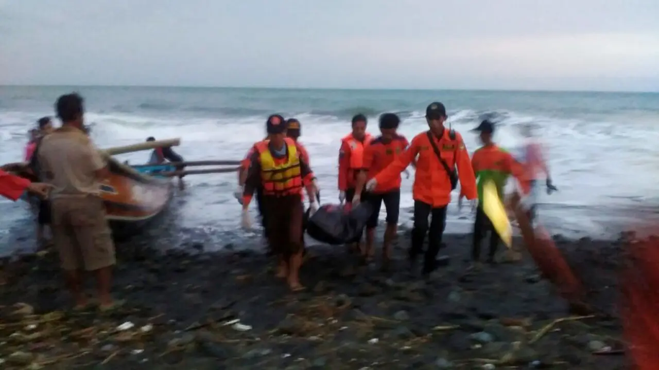 Tim SAR Gabungan mengevakuasi korban tenggalam Pantai Karangbolong, Kebumen. (Foto: Liputan6.com/Muhamad Ridlo/Basarnas)
