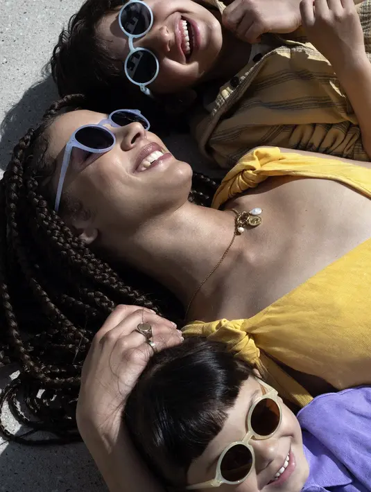 Izipizi Morning Light memiliki permukaan mengkilap dengan lensa yang terinspirasi dari bunga matahari. Foto: Document/Izipizi.