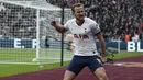 Striker Tottenham, Harry Kane, merayakan gol yang dicetaknya ke gawang West Ham pada laga Premier League di Stadion London, London, Sabtu (23/11). West Ham kalah 2-3 dari Tottenham. (AFP/Adrian Dennis)