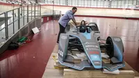 Ketua Pelaksana Formula E Jakarta Ahmad Sahroni melakukan pengecekan replika mobil Formula E saat dibuka untuk kali pertama di Stadion Balap Sepeda Velodrome, Rawamangun, Jakarta Timur, pada Kamis (26/5/2022). Ini merupakan replika salah satu mobil Formula E yang akan mengaspal di Sirkuit Ancol pada 4 Juni mendatang. (Liputan6.com/Faizal Fanani)