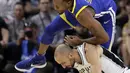 Pemain Warriors, Andre Iguodala (atas) berebut bola dengan pemain Spurs, Manu Ginobili (bawah) pada laga NBA basketball game di AT&T Center, San Antonio, (2/11/2017) waktu setempat. Warriors menang 112-92. (AP/Eric Gay)