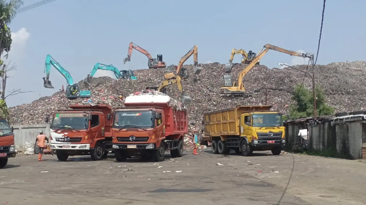 Sejumlah truk pengangkut sampah sedang melakukan bongkar muat sampah di TPA Cipayung, Kecamatan Cipayung, Kota Depok. (Istimewa)