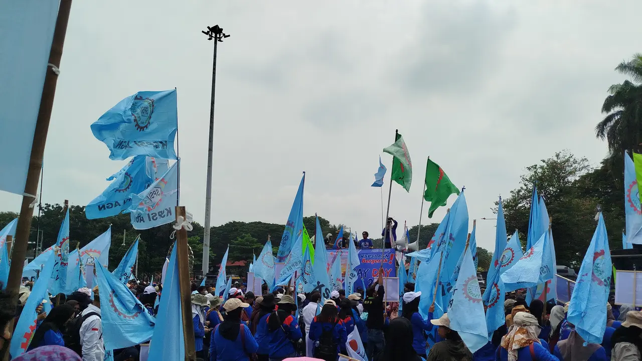 Sejumlah aliansi buruh menyemut di Patung Kuda Arjuna Wiwaha Jakarta Pusat pada Rabu (1/5/2024).