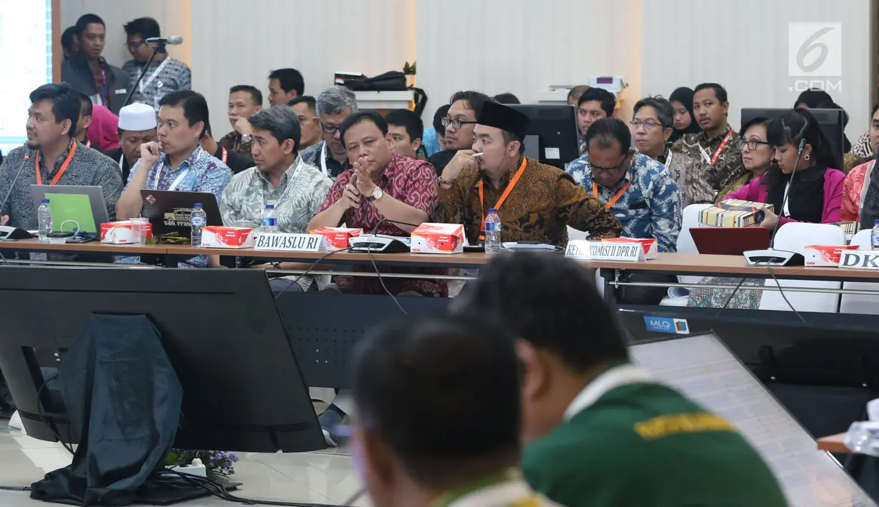Ketua Bawaslu, Abhan (tengah) saat menghadiri rapat Rekapitulasi Hasil Penghitungan Perolehan Suara Tingkat Nasional dan Penetapan Hasil Pemilihan Umum Tahun 2019, Jakarta, Minggu (5/5/2019). Rapat dihadiri partai politik, timses Capres/Cawapres dan Bawaslu. (Liputan6.com/Helmi Fithriansyah)