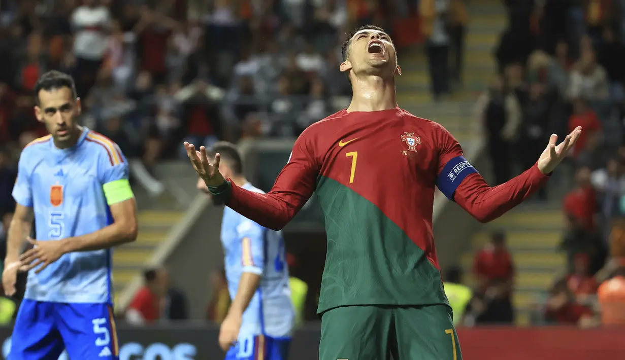 Reaksi penyerang timnas Portugal Cristiano Ronaldo setelah kehilangan peluang mencetak gol pada matchday keenam atau terakhir Grup A2 UEFA Nations League 2022-2023 di Estadio Municipal Braga, Rabu (28/9/2022) dini hari WIB. Timnas Spanyol sukses lolos ke semifinal setelah secara dramatis kalahkan Portugal 1-0. (AP Photo/Luis Vieira)