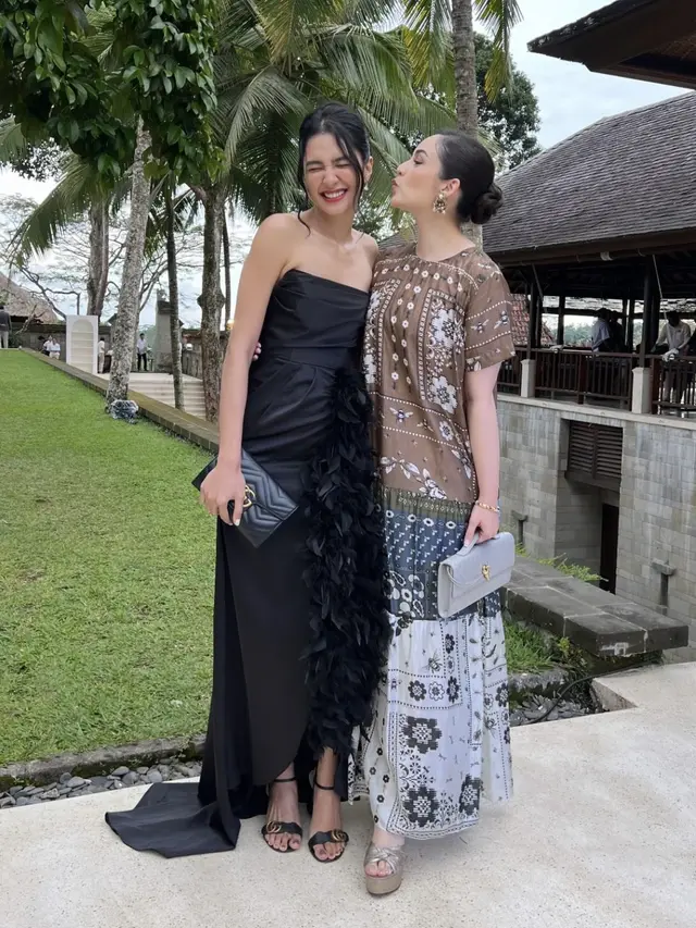 Tampilan Selebriti Kenakan Dress Elegan di Resepsi Hari ke-2 Pernikahan Luna Maya dan Maxime Bouttier. [@chelseaislan]