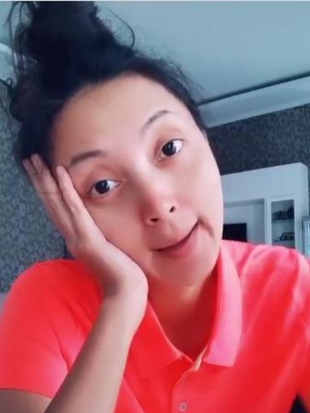 6 Potret Della Puspita Tanpa Makeup, Awet Muda di Usia 41 Tahun