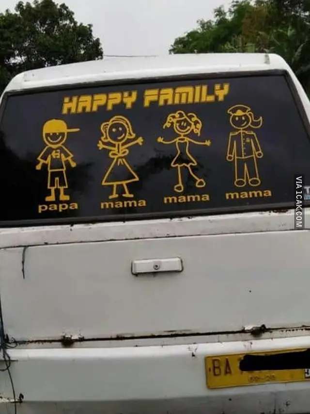 6 Stiker 'Happy Family' di Kaca Mobil Ini Nyeleneh Banget, Bikin Ketawa