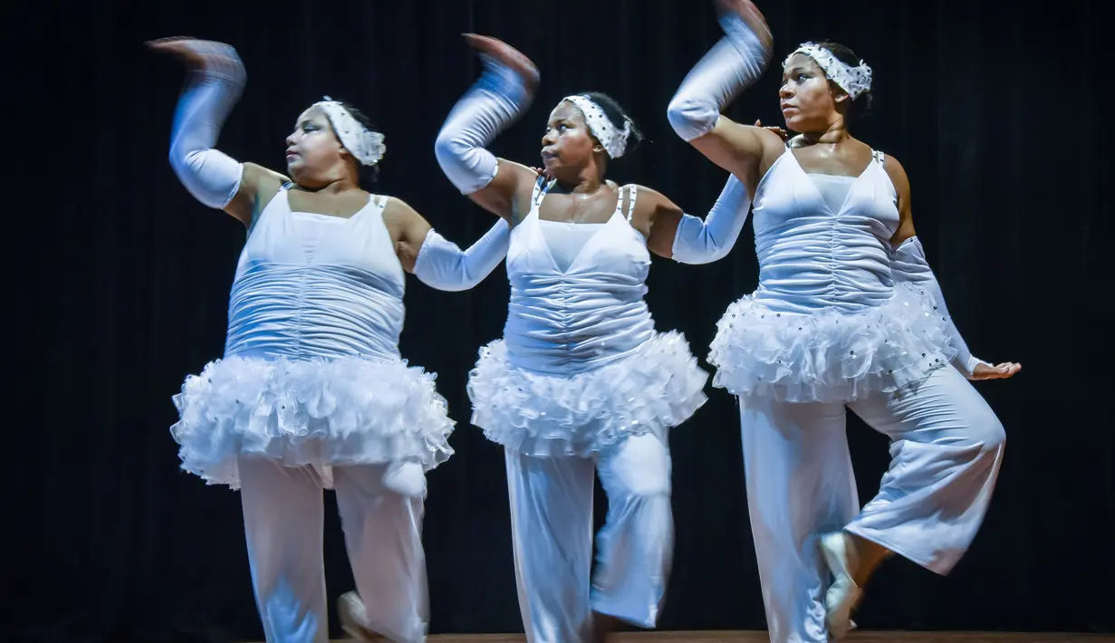 Anggota grup tari Danza Voluminosa saat tengah berlatih di Teater Nasional di Havana, 13 Januari 2016. Jika biasanya penari balet identik dengan wanita bertubuh kurus, grup tari di Kuba ini beranggotakan wanita bertubuh besar. (AFP PHOTO/ADALBERTO ROQUE)