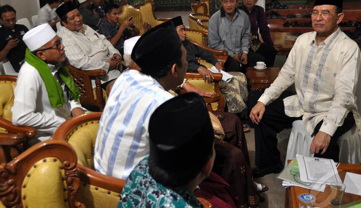 Ketua Umum PPP Suryadharma Ali berbincang dengan para ulama saat menghadiri Silaturahmi Nasional Alim Ulama se-Indonesia di Jakarta, Kamis (23/10/2014). (Liputan6.com/Miftahul Hayat)