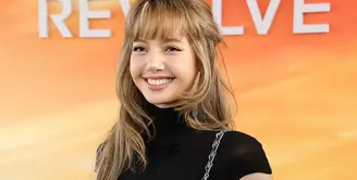 Lisa BLACKPINK kembali mencuri perhatian publik internasional dengan penampilannya yang memukau di Revolve Festival ke-8, sebuah acara fashion dan lifestyle bergengsi yang digelar pada 12 April 2025 di Thermal, California. [@no.1lloud].
