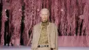 Aktris Tilda Swinton tak kalah menawan dengan turtleneck keemasan berbalut tweed blazer. Dipadu dengan tweed midi skirt dan square heels Chanel [Chanel]