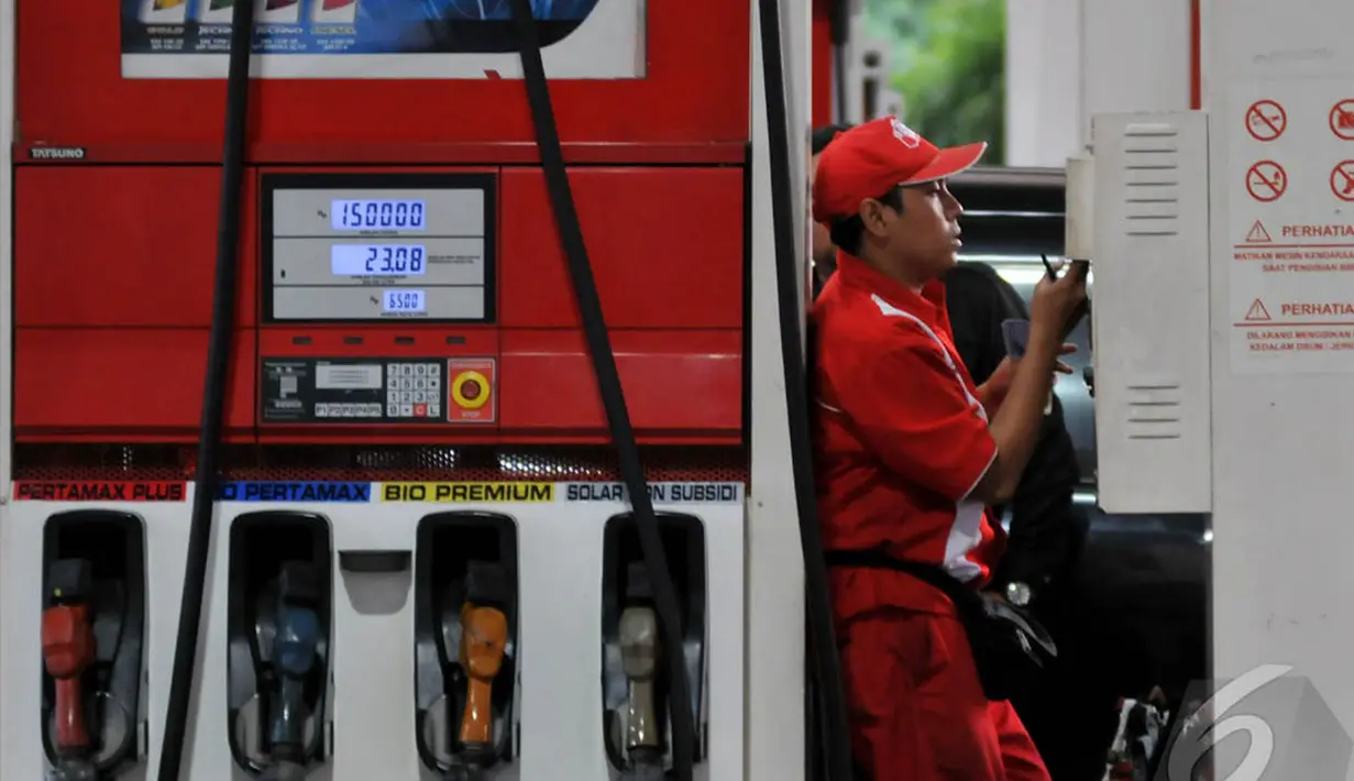 Beberapa warga mengeluhkan tentang kondisi saat ini dimana Premium sudah langka dan jika ada harus antri berjam-jam lamanya, Jakarta, Rabu (27/8/2014) (Liputan6.com/Johan Tallo)