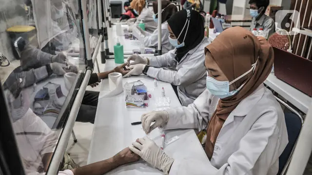 FOTO: Libur Panjang, Antrean Rapid Test Penumpang KAI Melonjak