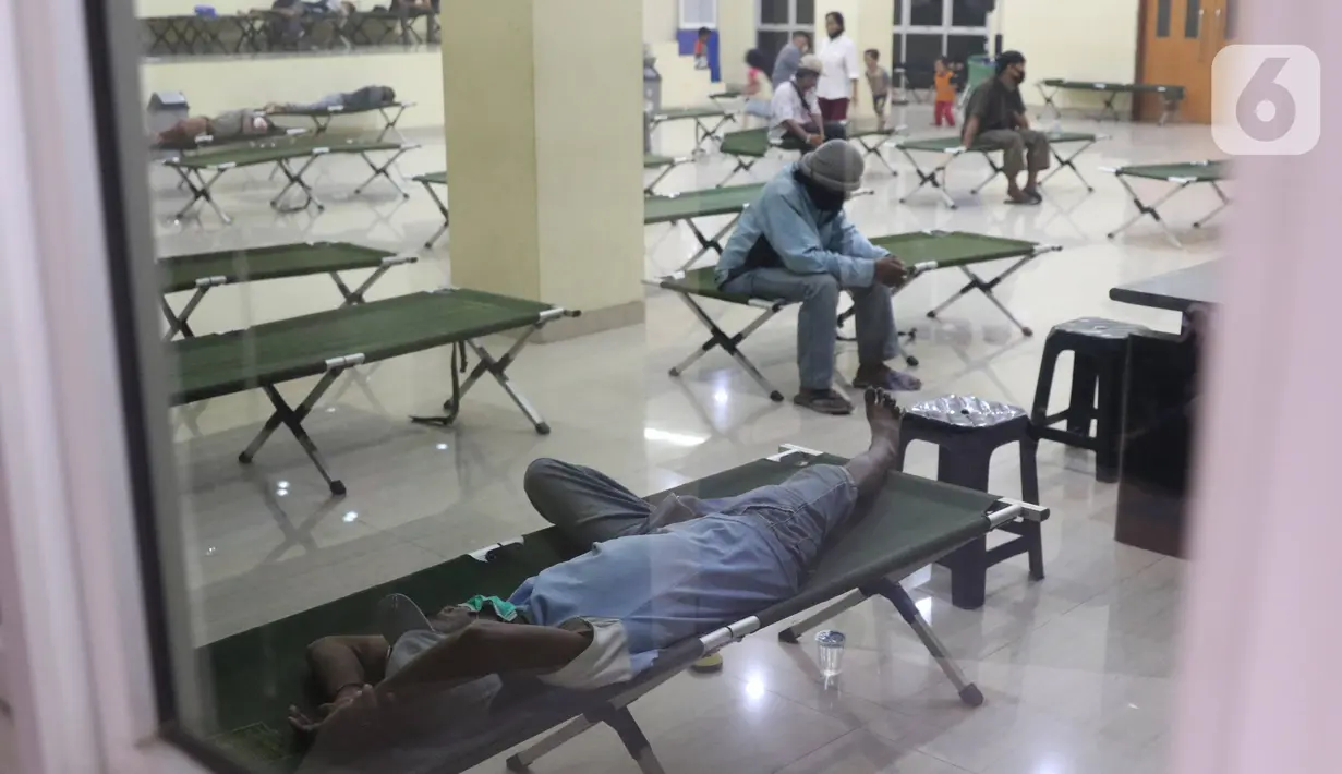 Tunawisma beristirahat di GOR Tanah Abang, Jakarta, Minggu (26/4/2020). Pemprov DKI Jakarta menyiapkan GOR di Jakarta untuk ditempati warga yang tidak mempunya tempat tinggal akibat terdampak Covid-19. (Liputan6.com/Angga Yuniar)