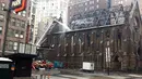 Gereja Katedral Ortodoks Serbia dari Saint Sava di Manhattan, New York, dilalap api pada Minggu, 1 Mei 2016, beberapa saat setelah umat merayakan Paskah, Senin (2/5). Setidaknya 170 petugas pemadam diturunkan untuk memadamkan api. (Brigitte DUSSEAU/AFP)