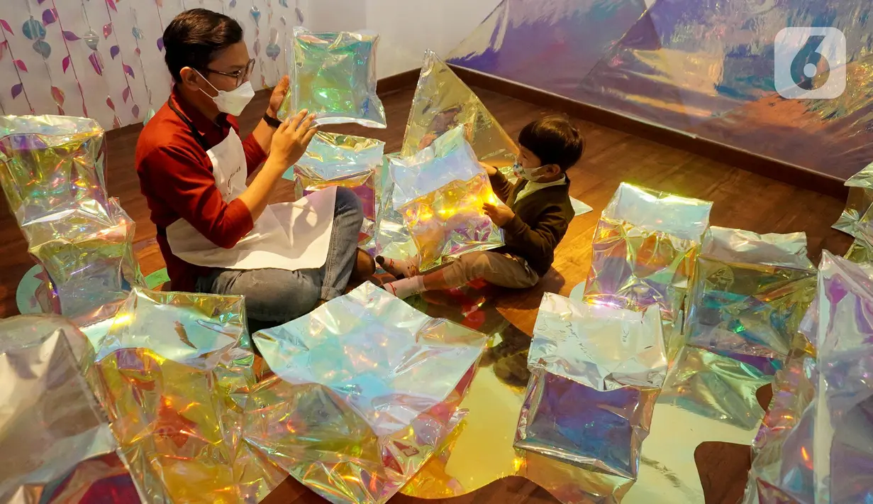 Anak bersama guru bermain di sela-sela pembukaan Studio Ganara Art di PIK Avenue, Jakarta (14/06/2022). Menyambut libur sekolah lembaga pendidikan seni dan budaya yang didirikan Tita Djumaryo membuka Studio Ganara Art yang ketiga. (Liputan6.com/Fery Pradolo)