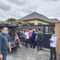 Penyidik Polisi memasang plang tanda aset disita di pagar rumah milik Nono, mantan Ketua Umum Koperasi Eka Pambelum Itah, Rabu (9/11/2022).