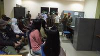 20 orang pria dan wanita diduga pasangan mesum di Depok diamankan Satpol PP. Mereka kemudian dibawa untuk didata dan dibina. (Liputan6.com/Dicky Agung Prihanto).