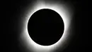 Fenomena langka gerhana matahari total menghiasi langit Oregon di dekat Redmond, Senin (21/8). Gerhana matahari total kembali melintasi Amerika Serikat sejak terakhir terjadi pada tahun 1918 atau 99 tahun lalu. (AP Photo/Ted S. Warren)