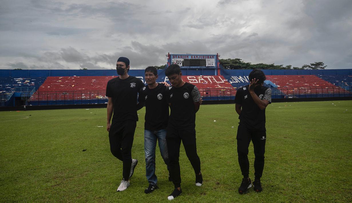 Isak tangis terlihat dari pemain arema saat berada di dalam Stadion. (AFP/Juni Kriswanto)