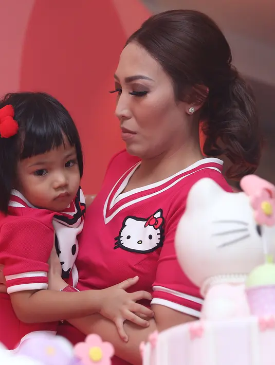 Ayu Dewi memilih konsep yang penuh dengan pernak-pernik berwarna pink dan tentunya menjadi salah satu favorit sang buah hati yaitu Hello Kitty. (Andy Masela/Bintang.com)