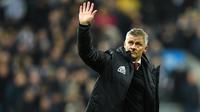 Pelatih Manchester United, Ole Gunnar Solskjaer, menyapa suporter usai dikalahkan Newcastle pada laga Premier League di Stadion St James Park, Newcastle, Minggu (6/10). Newcastle menang 1-0 atas MU. (AFP/Paul Ellis)