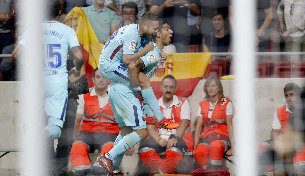 Striker Barcelona, Luis Suarez, melakukan selebrasi usai mencetak gol ke gawang Atletico Madrid pada laga La Liga Spanyol di Stadion Wanda Metropolitano, Minggu (15/10/2017). Atletico Madrid bermain imbang 1-1 dengan Barcelona. (AP/Francisco Seco)