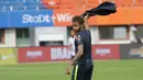 Bintang Brasil, Neymar, tampak rileks saat latihan di Stadion Ernst Happel, Wina, Sabtu (9/6/2018). Latihan ini merupakan persiapan jelang laga ujicoba melawan Austria. (Bola.com/Reza Khomaini)