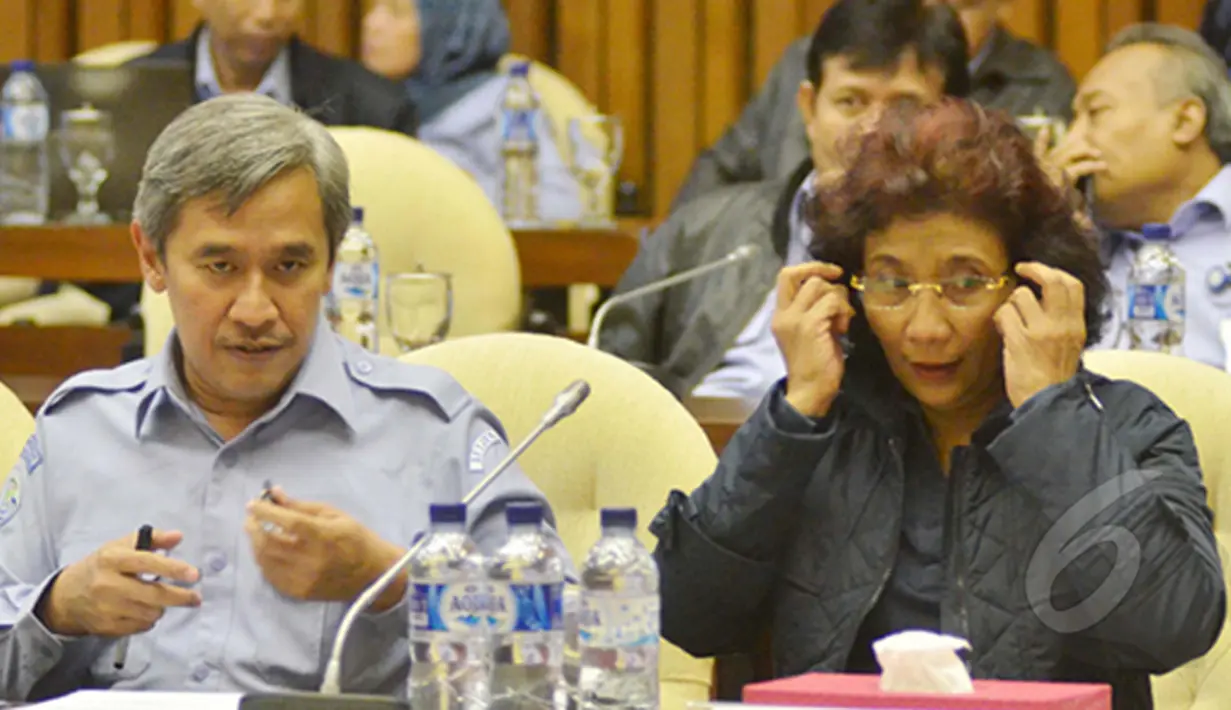 Menteri Susi Pudjiastuti (kiri) menghadiri rapat kerja dengan Komisi IV DPR RI, Jakarta, Kamis (12/02/2015). Rapat membahas APBN-P Tahun Anggaran 2015. (Liputan6.com/Andrian M Tunay)
